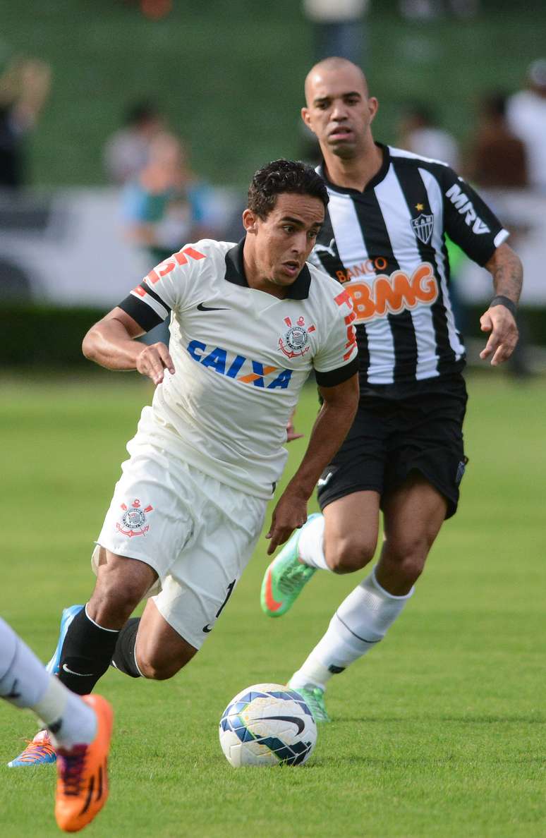 Jadson conduz a bola contra o Atlético-MG: discreto