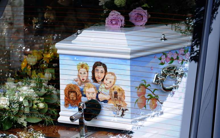 Foi realizado nesta segunda-feira (21) o funeral da apresentadora e designer Peaches Geldof; filha de Bob Geldof, Peaches foi encontrada morta em sua casa em Kent, na Inglaterra, em 7 de abril, aos 25 anos