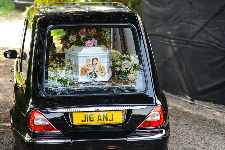 Foi realizado nesta segunda-feira (21) o funeral da apresentadora e designer Peaches Geldof; filha de Bob Geldof, Peaches foi encontrada morta em sua casa em Kent, na Inglaterra, em 7 de abril, aos 25 anos