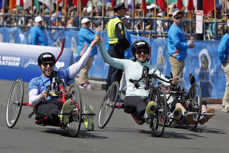 Patrick Downes e Jessica Kensky cruzaram juntos a linha de chegada da maratona de Boston 2014, um ano após perderem a perna em atentado