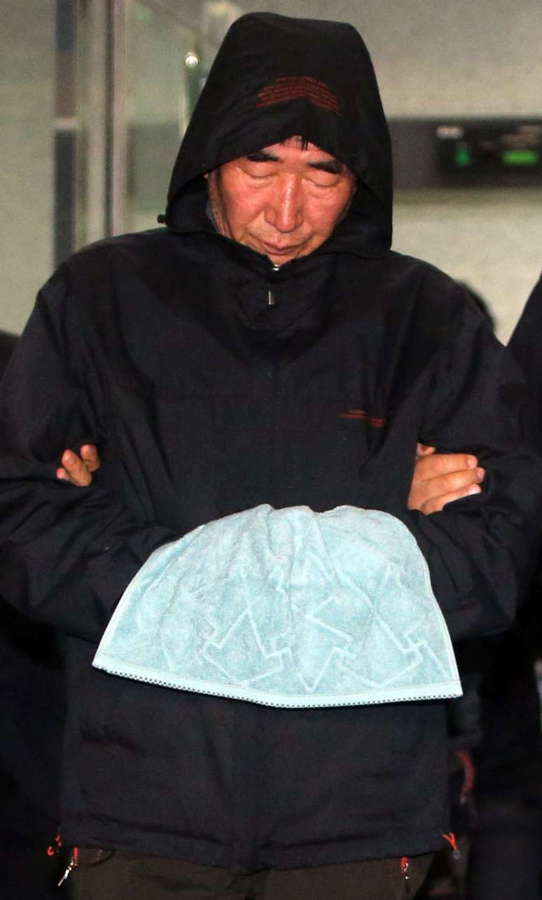 <p>Controladores disseram ao capitão Lee Joon-seok, de 69 anos, para "resolver qual seria a melhor forma de retirar os passageiros" </p>