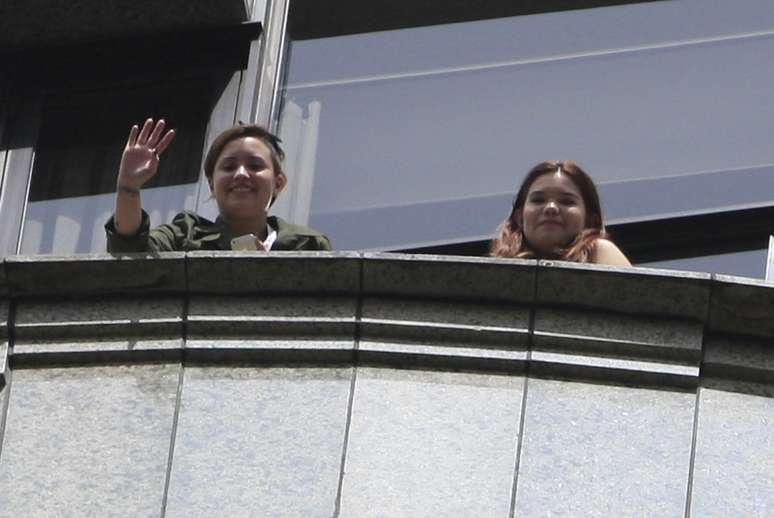 Demi Lovato, que está no Brasil para a sua turnê The Neon Lights Tour, apareceu na varanda do hotel em que está hospedada na região do Jardins, São Paulo. Cercada por fãs, ela acenou e fez coraçãozinhos para eles
