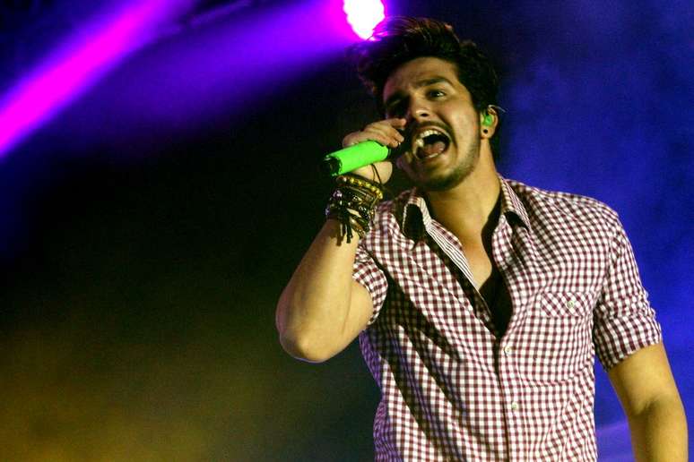 Luan Santana foi atração do festival Escarpas Folia Sertaneja, realizado em Capitólio, em Minas Gerais, na noite desse domingo (20); as ex-BBBs Amanda e Letícia curtiram o show