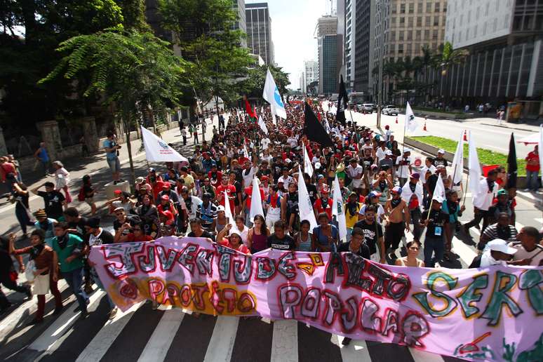 Protesto e passeata contra a corrupção na Avenida Paulista em São Paulo nesta segunda-feira