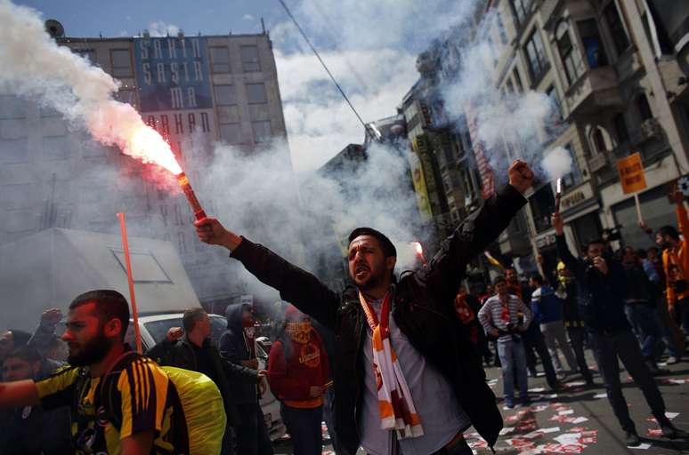 Torcedores rivais de Fenerbahçe, Besiktas e Galatasaray se uniram neste domingo na Turquia por uma causa em comum. Eles queriam protestar contra o novo sistema de venda de ingressos para jogos no país, que agora será feito pela internet e poderá pegar dados pessoais de cada um dos adeptos. Confira, a seguir, fotos da fúria dos fãs turcos:
