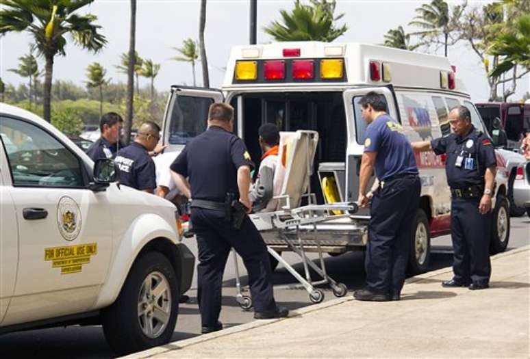 Adolescente é colocado em ambulância depois de ter viajado escondido no trem de pouso de um avião da Califórnia ao Havaí