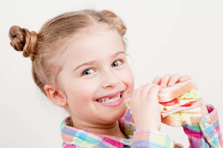 Dê preferência ao pão integral para montar o lanche 