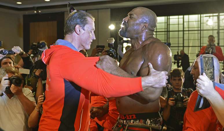 O boxeador Wladimir Klitschko teve de interromper uma entrevista nesta terça-feira para conter um desafiante inesperado: o americano  Shannon Briggs invadiu o evento para desafiá-lo