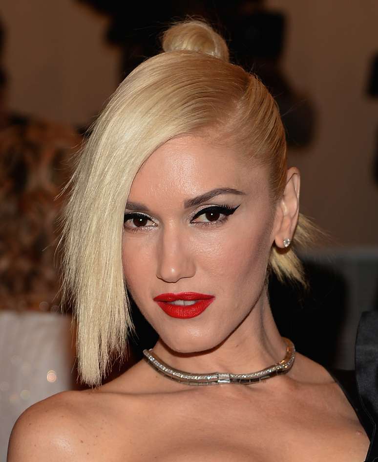 A cantora Gwen Stefani tem o formato de sobrancelhas elevado, formando ângulo no ponto mais alto do arco, e não são grossas, o que imprime personalidade, observa a maquiadora Penélope Beolchi, make-up artist da Agência OPA! Hair, em São Paulo. A correção é feita preenchendo possíveis falhas com lápis ou sombra na mesma tonalidade dos pelos, e sem carregar, completa