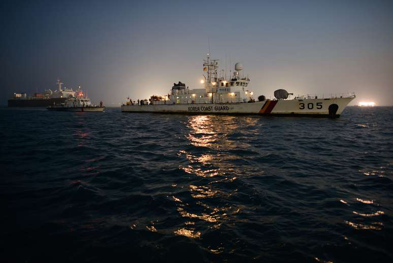 <p>Equipes de resgate trabalham durante a operação de buscas no naufrágio da balsa Sewol, na Coreia do Sul</p>