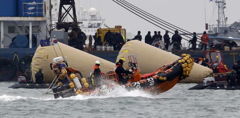 Equipes de resgate seguem procurando por sobreviventes do naufrágio