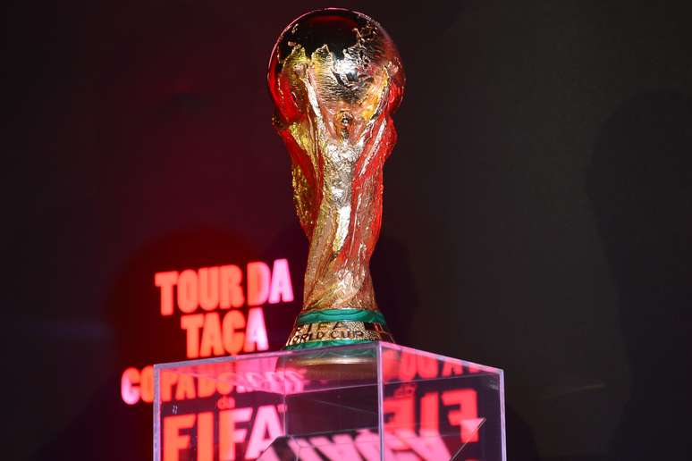 <p>Feito de ouro maciço, com 6kg e 37cm, a taça da Copa do Mundo está exposta no Rio de Janeiro. O objeto de desejo de 32 seleções vai rodar o Brasil durante mais de um mês</p>