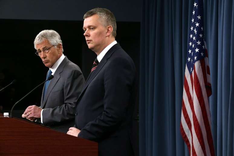 <p><br />Secretário de Defesa norte-americano, Chuck Hagel, (à esquerda) e o ministro de Defesa Nacional da Polônia, Tomasz Siemoniak, (à direita) participam de uma coletiva de imprensa na sala de reuniões do Pentágono, em Washington, na última semana</p>
