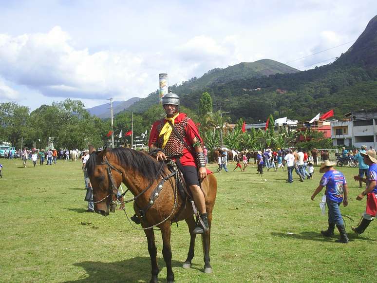 O porteiro Antônio Brito admira tanto o santo guerreiro que se caracteriza de soldado romano para participar da tradicional cavalgada realizada anualmente na cidade