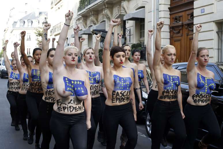 <p>Um grupo de 20 ativistas pintou um bigode,&nbsp;como o do l&iacute;der nazista Adolf Hitler, como forma de protesto. No&nbsp;corpo, a bandeira&nbsp;da Uni&atilde;o Europeia com uma su&aacute;stica</p>