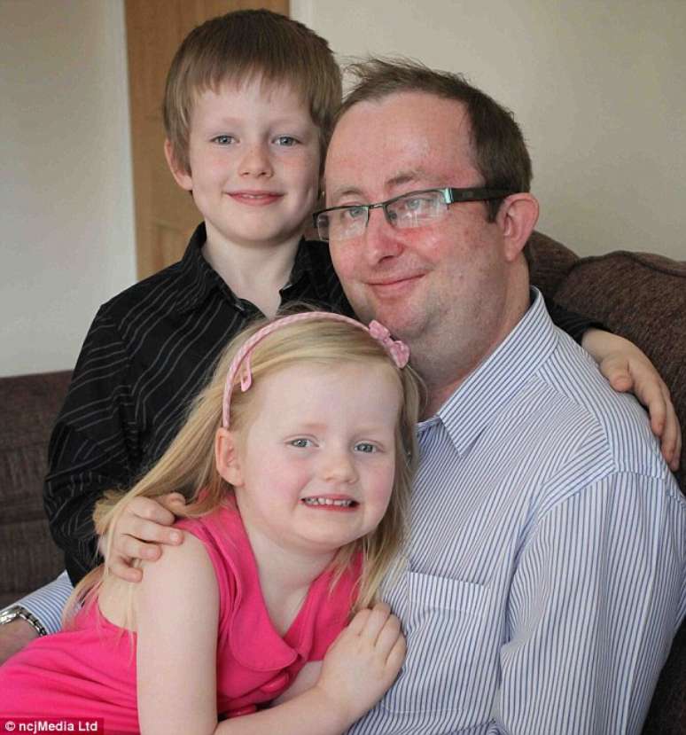 Andrew e seus dois filhos; ele foi diagnosticado com câncer terminal