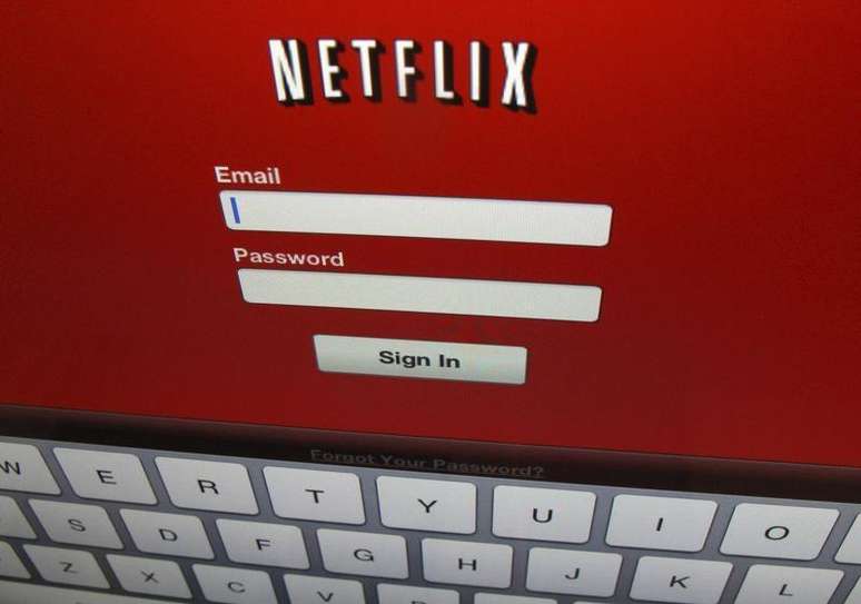 Logotipo da Netflix visto em um iPad. Os planejados aumentos de preço da Netflix vão permitir mais gastos para a produção de mais conteúdo original que ajudará a companhia a atrair mais clientes no mundo todo, disseram analistas, enquanto que muitos deles elevaram seus preços-alvo para o papel. 19/04/2013