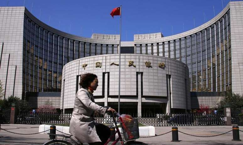 <p>Sede do Banco Popular da China, banco central chinês, em Pequim; crescimento econômico do país entre julho e setembro foi o pior desde 2009</p>