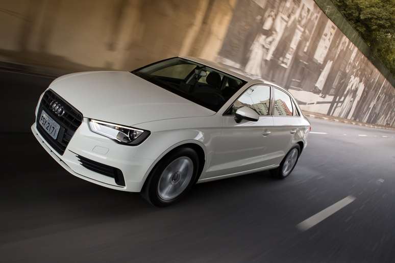 <p>Audi lan&ccedil;a duas novas vers&otilde;es do A3.&nbsp;TFSI e&nbsp;Attraction&nbsp;atingem100 km por hora em&nbsp;9,4 segundos</p>