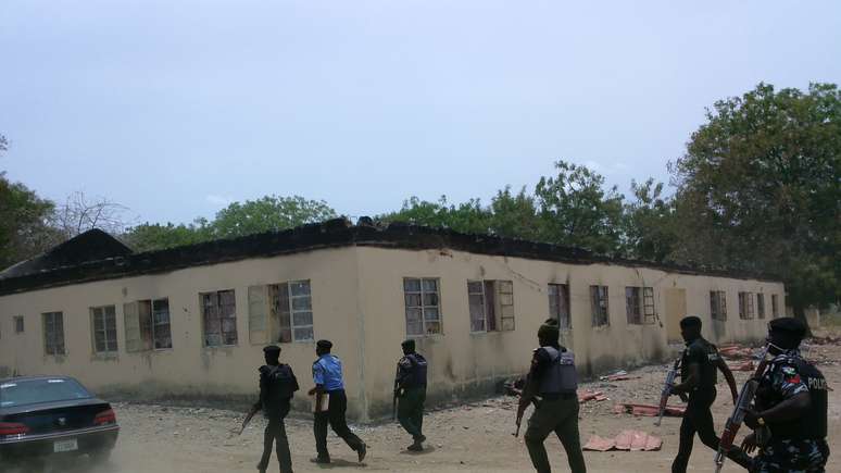 <p>Policiais passam em frente&nbsp;&agrave; escola secund&aacute;ria de Chibok, onde membros do grupo isl&acirc;mico Boko Haram sequestraram centenas de estudantes, em 14 de abril</p><p>&nbsp;</p>