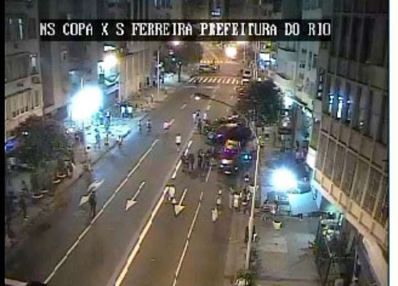 Protesto interdita avenida no Rio de Janeiro