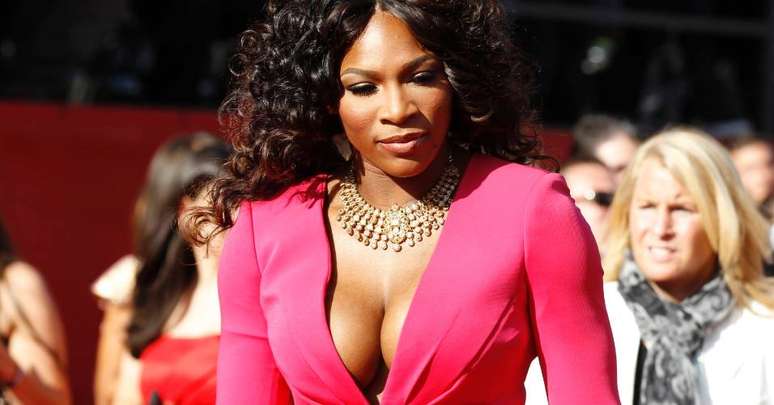 <p>Fora das quadras, Serena Williams costuma usar decotes vertiginosos para realçar as suas curvas</p>