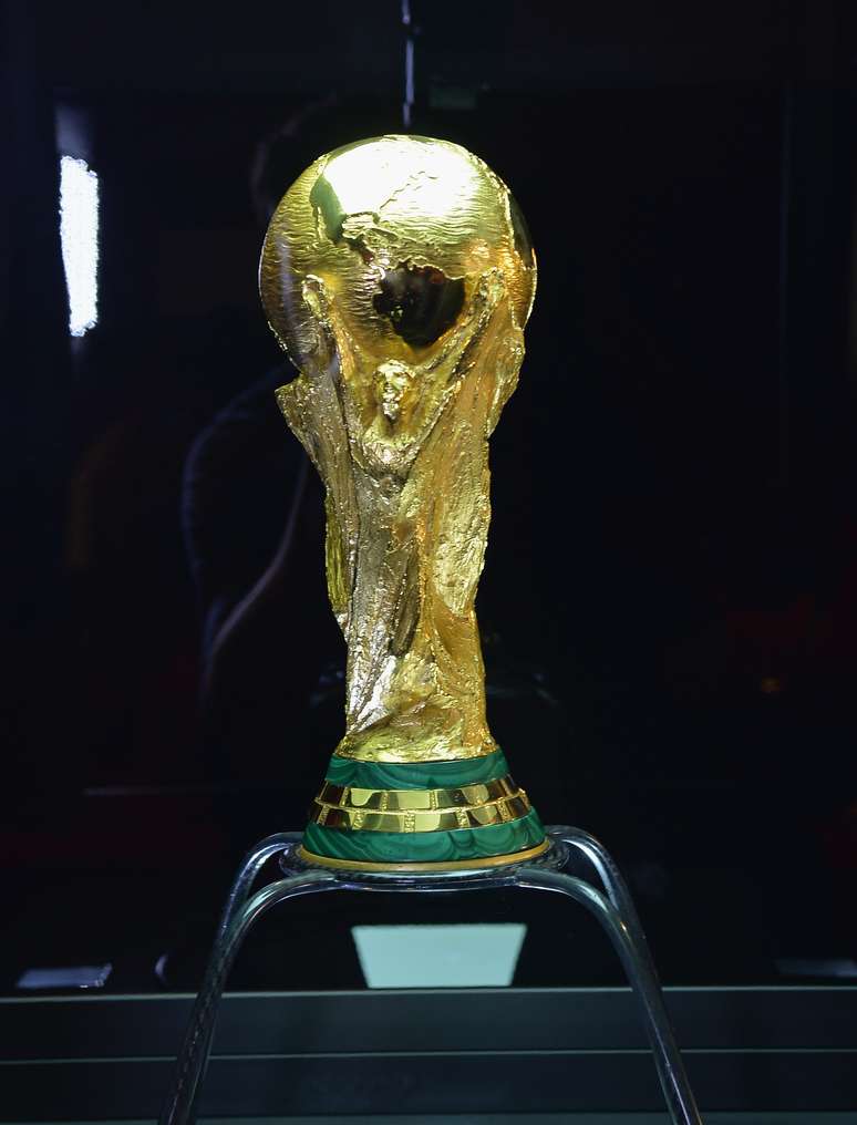 <p>Objeto de desejo das 32 seleções participantes, a taça da Copa do Mundo começa a ser exposta ao público brasileiro nesta terça-feira</p>