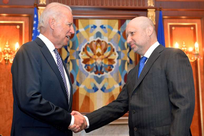 Joe Biden (à esq.) foi recebido pelo primeiro-ministro interino da Ucrânia, Oleksander Turchinov