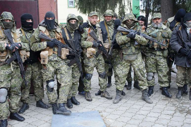 <p>Milicianos pró-rússia posam para foto depois de ocupar uma delegacia da cidade de Slovyansk, em 12 de abril</p>