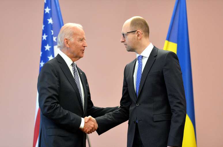 <p>Primeiro-ministro interino da Ucrânia, Arseniy Yatsenyuk (direita) aperta a mão do vice-presidente dos EUA, Joe Biden, antes de uma reunião em Kiev, nesta terça-feira, 22 de abril</p>