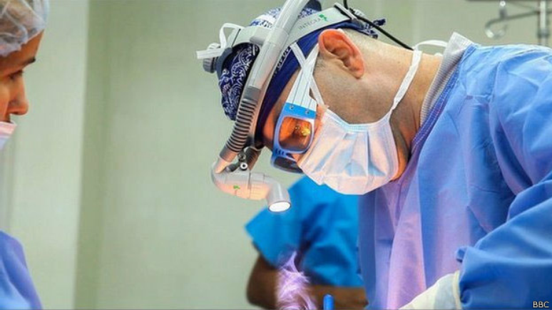 <p>Daniel Slobodianik é um dos dois especialistas do país que pode retirar o silicone líquido do corpo da paciente</p>