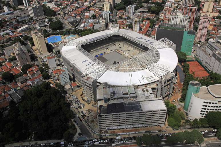 <p>O antigo Palestra Itália está em obras desde 2010 para se tornar o Allianz Parque. O novo estádio do Palmeiras está na fase final de suas obras e já passou por muitas modificações. Veja a seguir em fotos aéreas o que já foi feito</p>