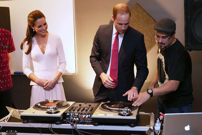 <p>William e Kate mostraram habilidade como DJs durante visita a um programa de música comunitário na periferia de Adelaide, em Elizabeth</p>