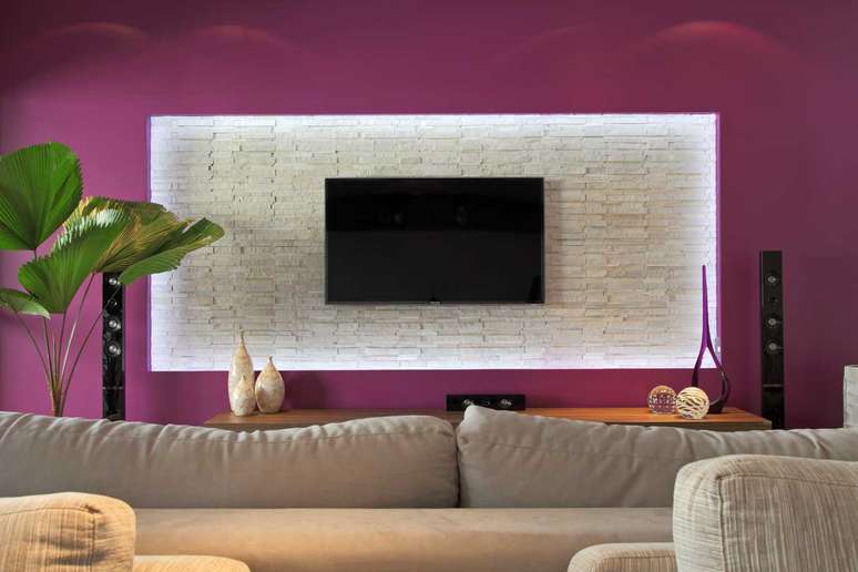 A arquiteta Marcy Ricciardi sugere esconder os fios do home theater sob um painel de madeira. Além de ser prático, pode ser um ponto para destacar outra cor, como acontece nesta sala. Informações: (11) 2669-9741