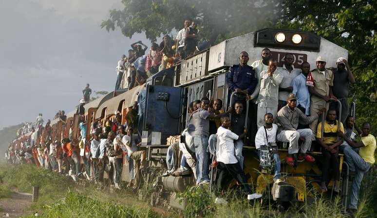 <p>Nesta foto de novembro de 2006, congoleses se amontoam em trem na capital Kinshasa</p>
