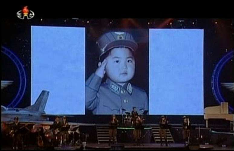 <p>Com um uniforme do Exército, o líder norte-coreano ainda criança faz pose para foto</p>