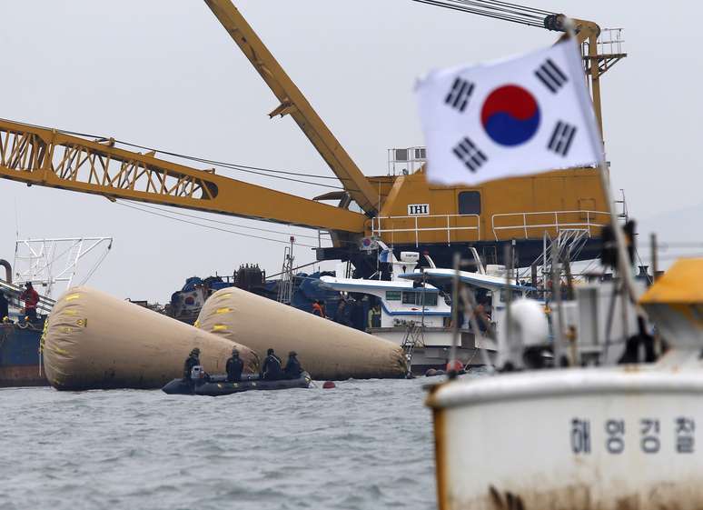 <p>Equipe de resgate trabalha durante a operação de buscas no naufrágio da balsa Sewol, na Coreia do Sul. Já foram encontrados 139 corpos</p>