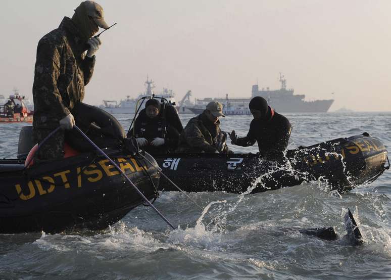 <p>Mergulhadores buscam vítimas no local onde a balsa Sewol afundou há uma semana</p>