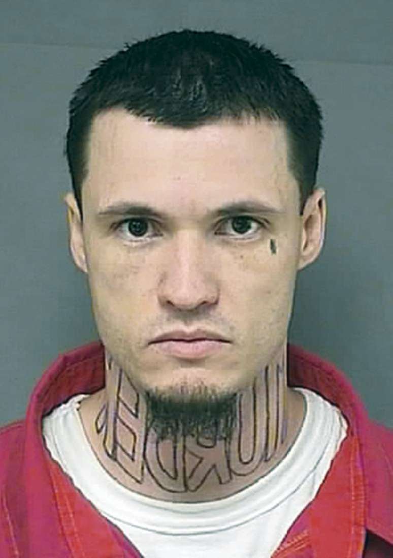 Foto sem data mostra Jeffrey Chapman, acusado de assassinato e sua tatuagem "murder"