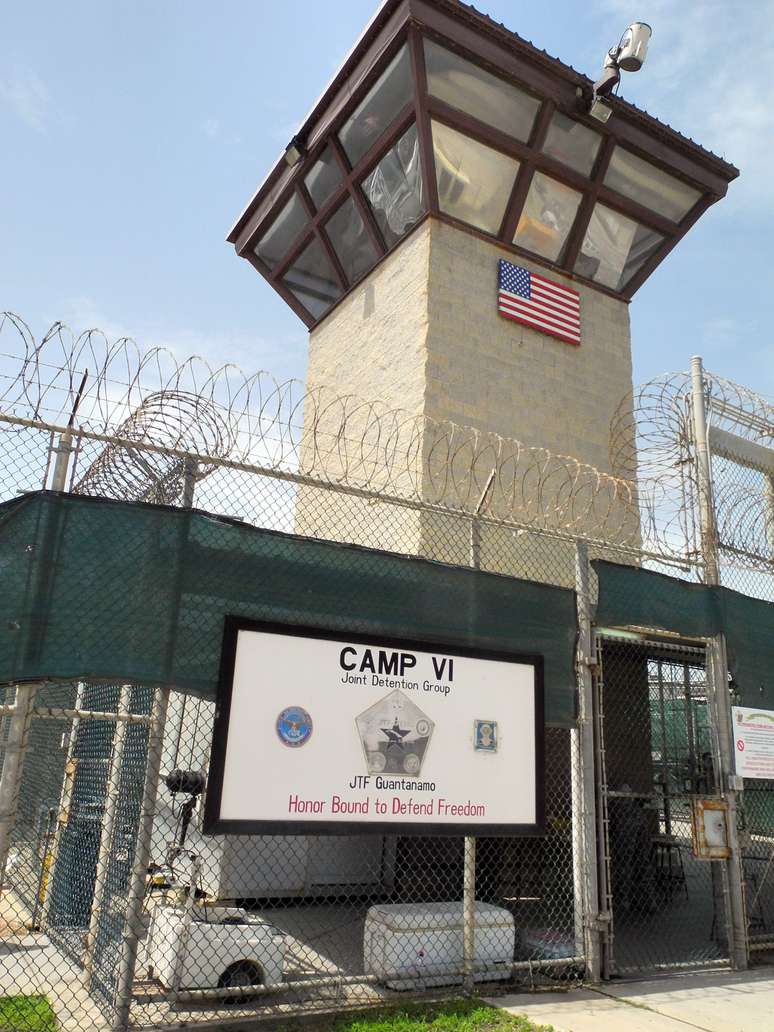 <p>Torre de guarda acampamento VI na Base Naval dos EUA na Baía de Guantánamo, Cuba, em 6 de agosto de 2013 </p>