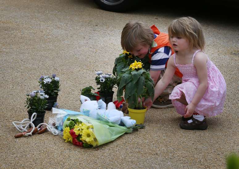 <p>Vizinhos deixam flores na porta da casa da família </p>