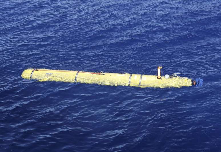<p>Submarino autônomo que trabalha nas buscas pelo Boeing da Malysia Airlines no Oceano Índico se prepara para descer às profundezas, na terça-feira, 17 de abril</p>