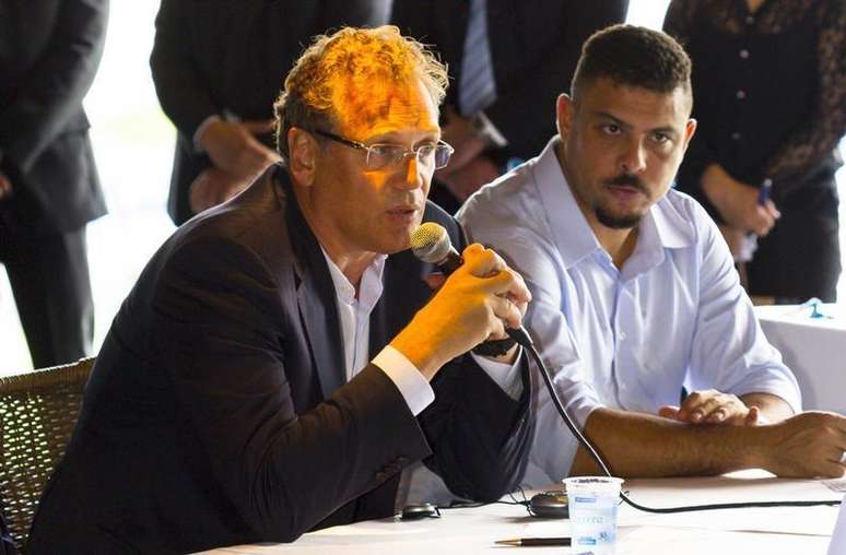 O secretário-geral da Fifa, Jérôme Valcke, concede entrevista ao lado de Ronaldo na Arena Pantanal, em Cuiabá, nesta quarta-feira.