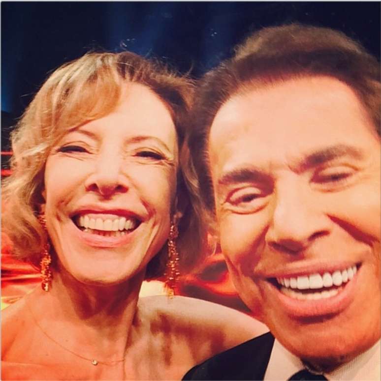 <p>Marília Gabriela faz selfie com o apresentador Sílvio Santos</p>