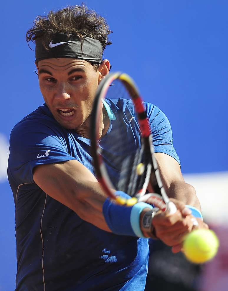 Nadal saca durante vitória em Barcelona