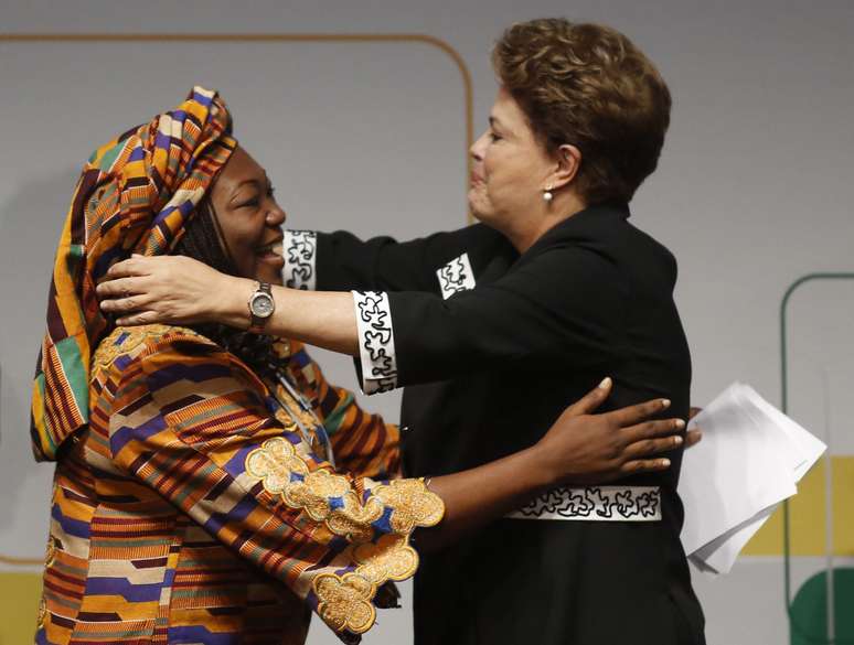 <p>Dilma cumprimenta a ativista do Quênia Nnenna Nwakanma</p>