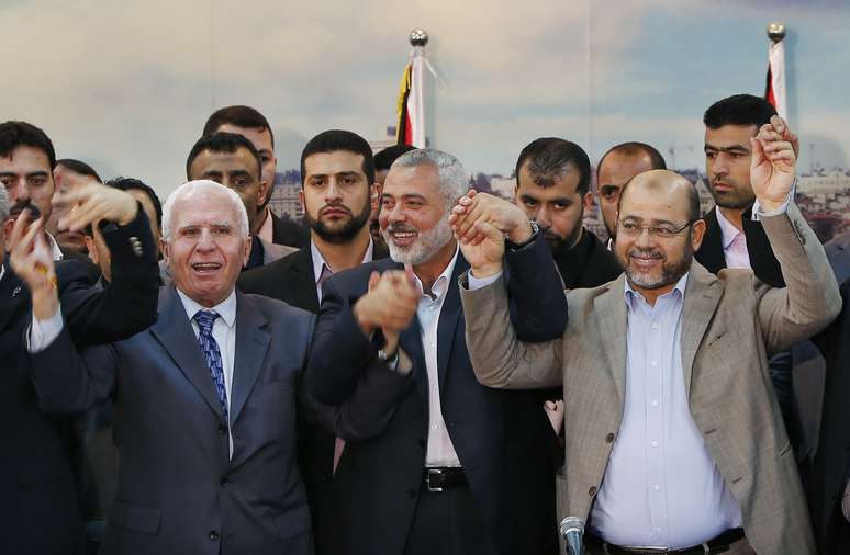 <p>Membros do Fatah e do Hamas comemoram estabelecimento de acordo de reconciliação, em 23 de abril </p>