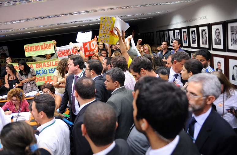 Manifestantes protestam contra e a favor de mudança no PNE