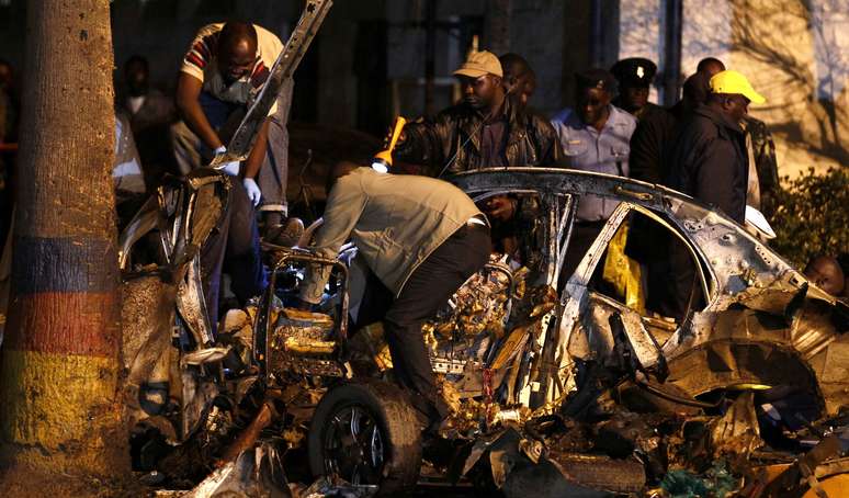 <p>Policiais resgatam corpo entre os detro&ccedil;os do carro-bomba que explodiu em frente a uma delegacia na capital do Qu&ecirc;nia nesta quarta-feira</p>