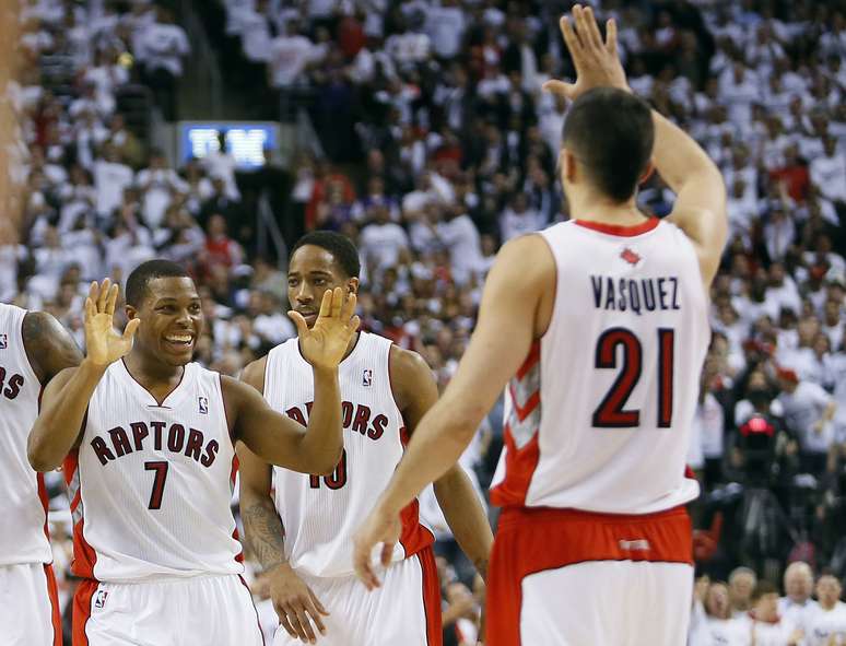 Jogadores do Toronto Raptors comemoram vitória sobre o Nets